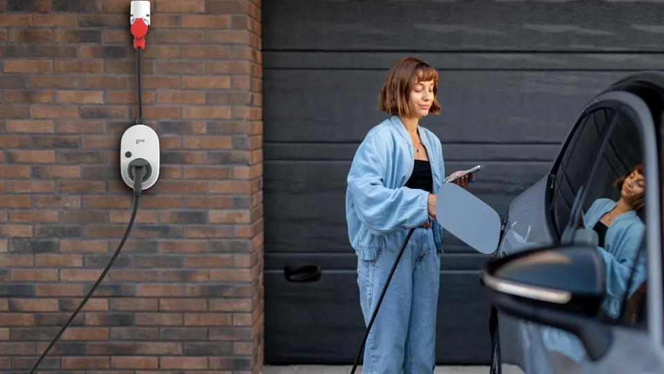 Eine Frau lädt ihr E-Auto mit dem go-e Charger Gemini flex 2.0 Testsieger bei der Preis-Leistung Eine Frau lädt ihr E-Auto mit dem go-e Charger Gemini flex 2.0 Testsieger bei der Preis-Leistung