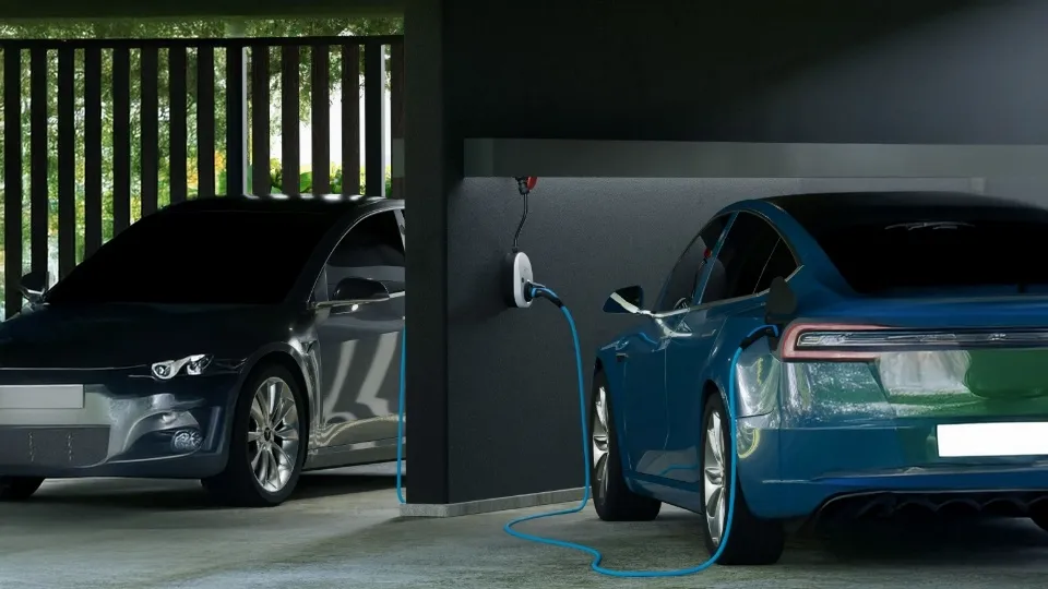 go-e Charger gemini Flex 11 kW lädt als Alternative zur BYD Wallbox E-Auto in der Tiefgarage