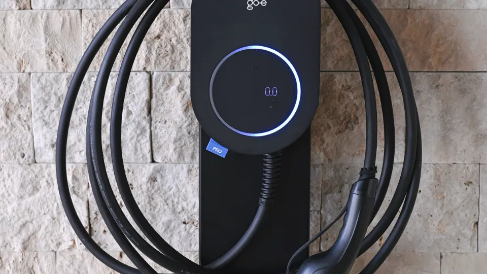 go-e Charger PRO mit integrierter Kabelhalterung go-e Charger PRO mit integrierter Kabelhalterung