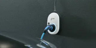 go-e Charger Gemini an der Garagenwand
