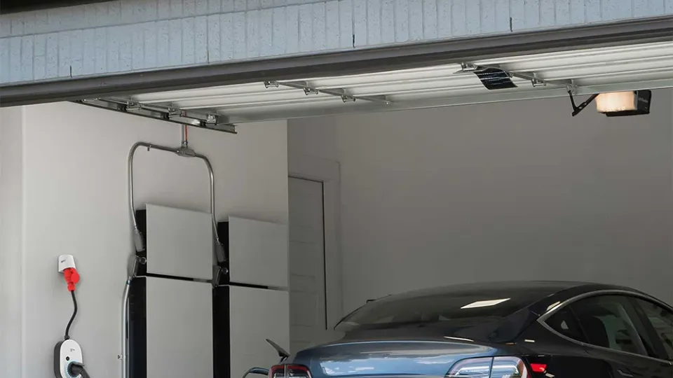 go-e Charger Gemini 2.0 beim Laden eines Tesla Model 3 go-e Charger Gemini 2.0 beim Laden eines Tesla Model 3