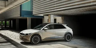 Hyundai Ioniq 5 in grau mit 800-Volt-Technik vor garage