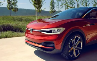 VW ID Crozz rot von vorne vor Wiese