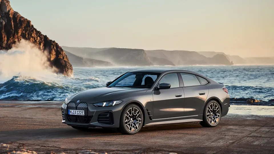 BMW i4 eDrive40 Modelljahr 2024 von vorne BMW i4 eDrive40 Modelljahr 2024 von vorne
