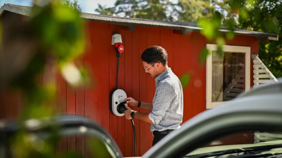 Mobile Wallbox für unterwegs: Ein Mann schließt sein E-Auto an den go-e Charger Gemini Flex an, Mobile Wallbox für unterwegs: Ein Mann schließt sein E-Auto an den go-e Charger Gemini Flex an,