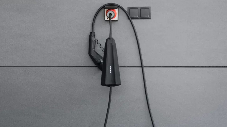 NECharge: beste mobile Wallbox an einer Garagenwand NECharge: beste mobile Wallbox an einer Garagenwand