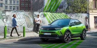 Ansicht des Opel Mokka-e in Giftgrün von schräg Vorne