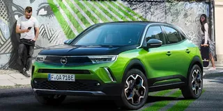 Ansicht des Opel Mokka-e in Giftgrün von schräg Vorne