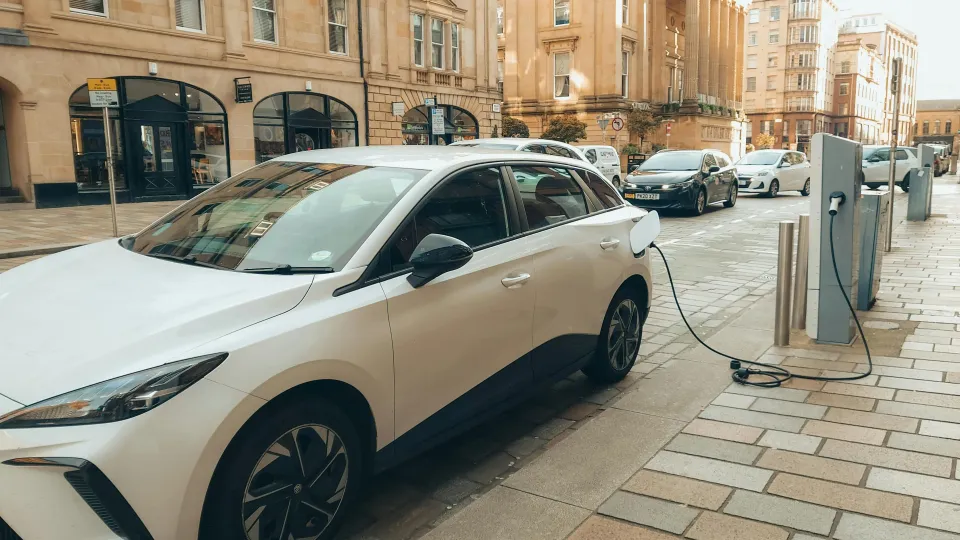 E-Auto beim Laden. E-Auto beim Laden.