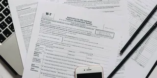 Laptop und Bürounterlagen zum Kosten berechnen