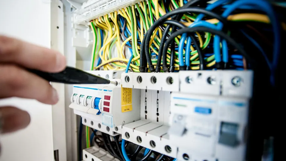 Elektriker arbeitet am Stromkasten. Elektriker arbeitet am Stromkasten.