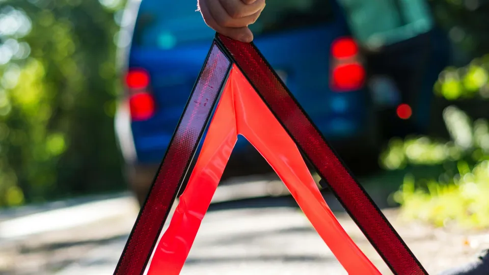 Warndreieck vor Auto. Warndreieck vor Auto.