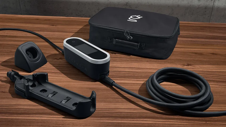 Porsche Wallbox Mobile Charger mit Zubehör auf Tisch – mobile Ladelösung für Porsche Porsche Wallbox Mobile Charger mit Zubehör auf Tisch – mobile Ladelösung für Porsche