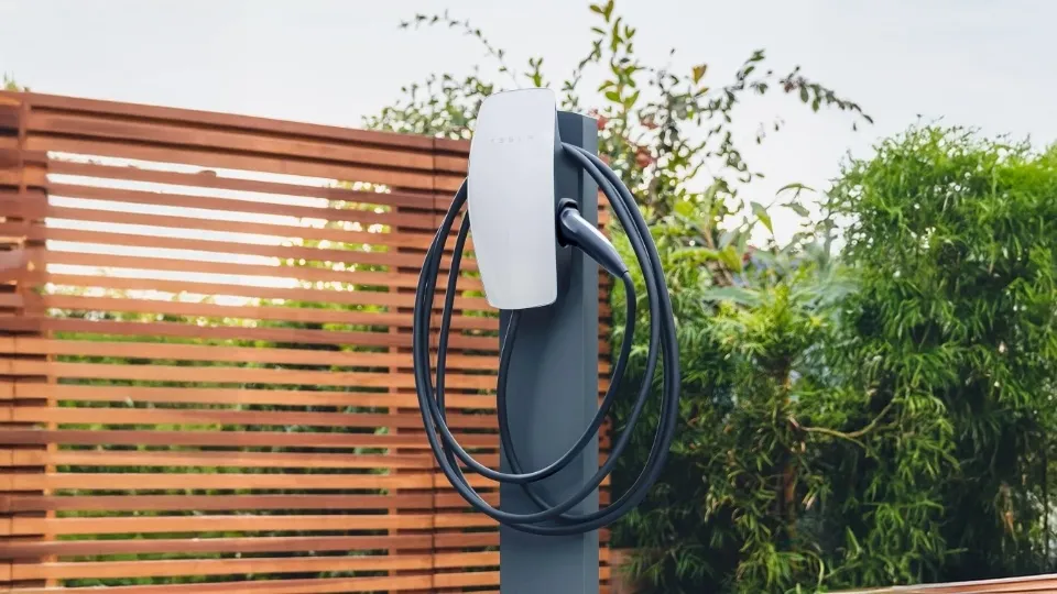Tesla Wallbox im Außenbereich installiert, montiert auf Stele mit Ladekabel Tesla Wallbox im Außenbereich installiert, montiert auf Stele mit Ladekabel
