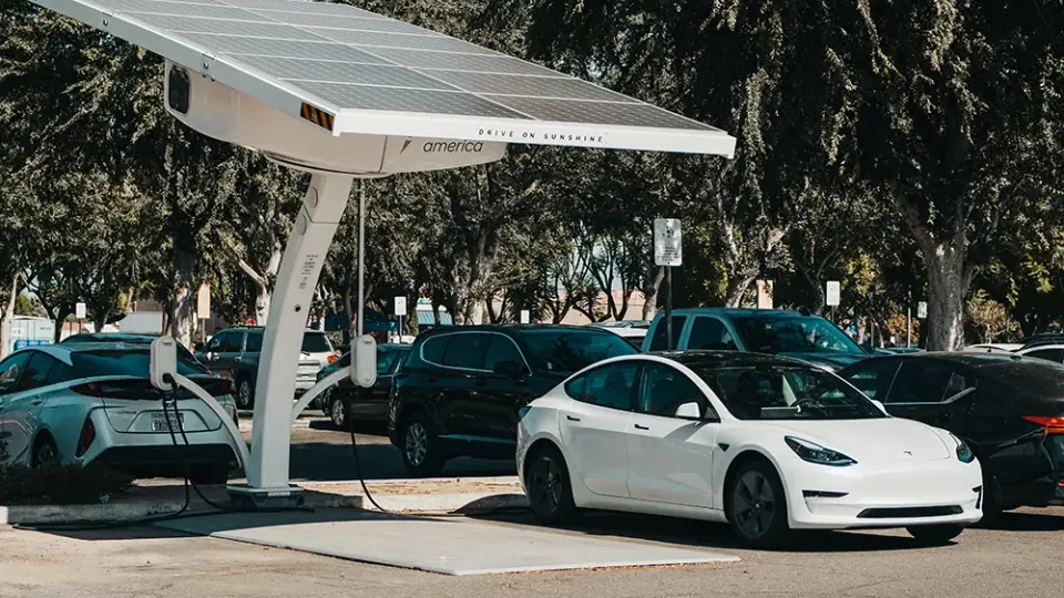 Öffentliche PV-Ladestation mit Solardach – nachhaltiges Überschussladen im Alltag Öffentliche PV-Ladestation mit Solardach – nachhaltiges Überschussladen im Alltag