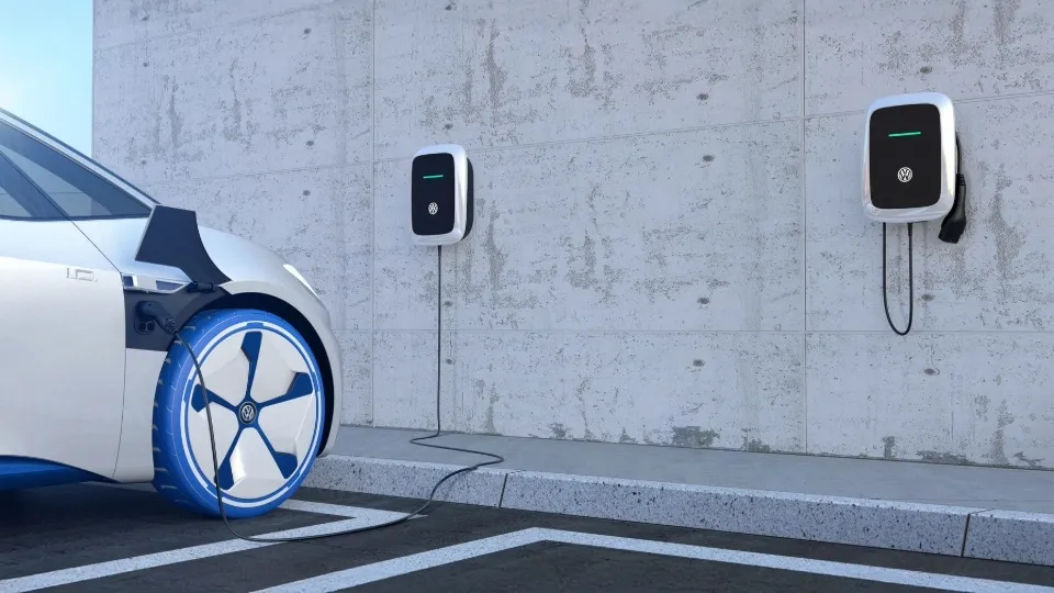 Zwei VW Wallbox ID. Charger an einer Betonwand – Volkswagen E-Auto lädt auf einem Parkplatz