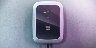Volkswagen Wallbox ID. Charger an einer Hauswand montiert – moderne Ladelösung für E-Autos