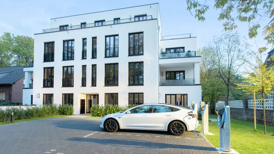 Wallbox mit ISO 15118 lädt Auto und Haus bidirektional Wallbox mit ISO 15118 lädt Auto und Haus bidirektional