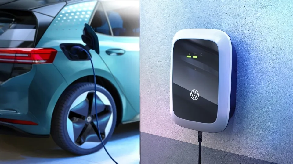 VW E-Auto lädt mit einer Autohersteller Wallbox in der Tiefgarage VW E-Auto lädt mit einer Autohersteller Wallbox in der Tiefgarage