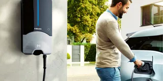 Webasto Life Wallbox an Wand montiert. Mann lädt mit Wallbox sein E-Auto.