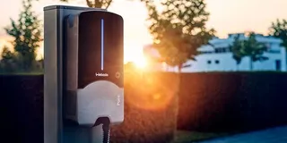 Bild Webasto Life Wallbox auf Stehle vor Sonnenuntergang