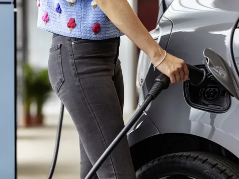 Smart fortwo Elektroauto in der Farbe grau Ansicht des Ladeport mit Ladekabel Smart fortwo Elektroauto in der Farbe grau Ansicht des Ladeport mit Ladekabel