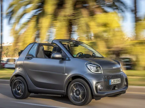 Smart fortwo Elektroauto in der Farbe grau Ansicht von schräg Vorne während der Fahrt