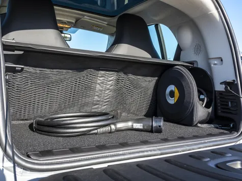 Smart fortwo Elektroauto in der Farbe grau Ansicht des Kofferraums Smart fortwo Elektroauto in der Farbe grau Ansicht des Kofferraums