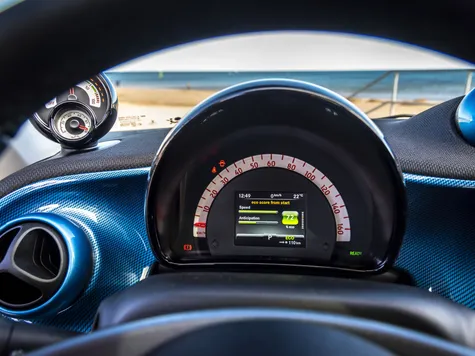 Smart fortwo Elektroauto in der Farbe grau Ansicht des Cockpits und Lenkrad