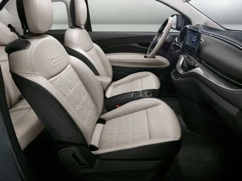 Fiat 500e Elektroauto in der Farbe grau Ansicht von des Innenraums und der Sitze Fiat 500e Elektroauto in der Farbe grau Ansicht von des Innenraums und der Sitze