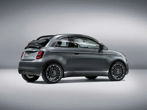 Fiat 500e Elektroauto in der Farbe grau Ansicht von der Seite. Studioaufnahme. Fiat 500e Elektroauto in der Farbe grau Ansicht von der Seite. Studioaufnahme.