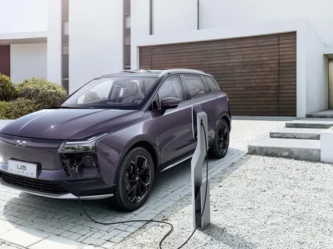 Aiways U5 Elektroauto in der Farbe türkis Ansicht von schräg vorne beim Laden an einer Wallbox Aiways U5 Elektroauto in der Farbe türkis Ansicht von schräg vorne beim Laden an einer Wallbox