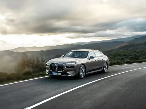 BMW i7 xDrive60 während der Fahrt in Farbe Oxidgrau metallic