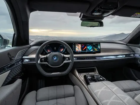 BMW i7 xDrive60 Cockpit mit Curved Display BMW i7 xDrive60 Cockpit mit Curved Display
