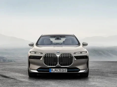 BMW i7 xDrive60 Motorhaube in Farbe Oxidgrau metallic BMW i7 xDrive60 Motorhaube in Farbe Oxidgrau metallic