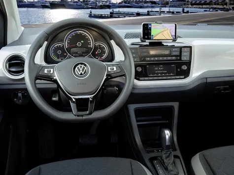 VW e-Up Elektroauto in der Farbe rot Ansicht des Cockpits und Navigation VW e-Up Elektroauto in der Farbe rot Ansicht des Cockpits und Navigation