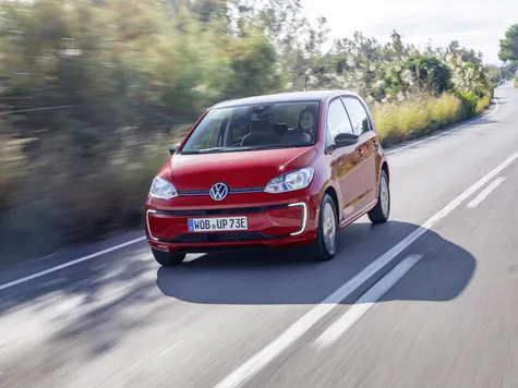 VW e-Up Elektroauto in der Farbe rot Ansicht von schräg Vorne während einer Landfahrt VW e-Up Elektroauto in der Farbe rot Ansicht von schräg Vorne während einer Landfahrt