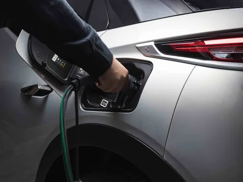 DS 3 Elektroauto in der Farbe Silber Ansicht Ladeport mit eingestecktem Ladekabel