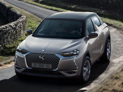 DS 3 Elektroauto in der Farbe Silber Ansicht von Vorne in der Fahrt DS 3 Elektroauto in der Farbe Silber Ansicht von Vorne in der Fahrt