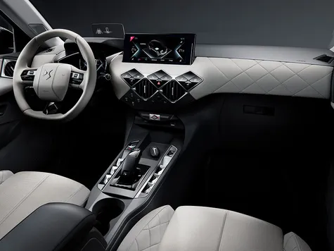 DS 3 Elektroauto in der Farbe Silber Ansicht Innenraum und Cockpit DS 3 Elektroauto in der Farbe Silber Ansicht Innenraum und Cockpit