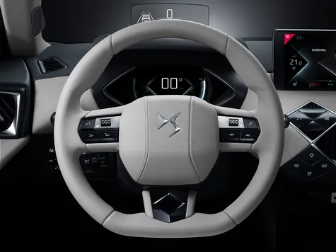 DS 3 Elektroauto in der Farbe Silber Ansicht Cockpit und Lenkrad DS 3 Elektroauto in der Farbe Silber Ansicht Cockpit und Lenkrad
