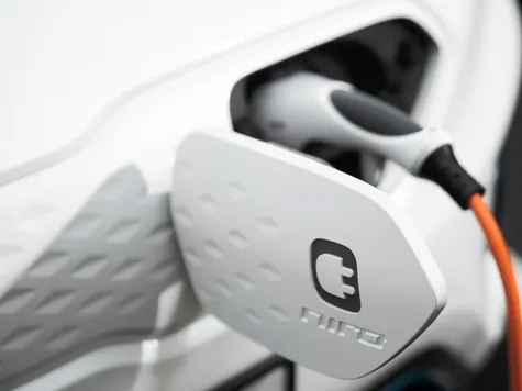 Kia e-Niro Elektroauto in der Farbe Weiss Ansicht Ladeport mit Ladekabel Kia e-Niro Elektroauto in der Farbe Weiss Ansicht Ladeport mit Ladekabel