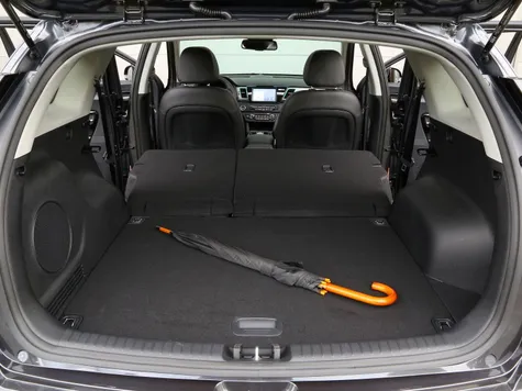 Kia e-Niro Elektroauto in der Farbe Silberblau Ansicht Kofferraum mit umgeklappten Sitzen Kia e-Niro Elektroauto in der Farbe Silberblau Ansicht Kofferraum mit umgeklappten Sitzen