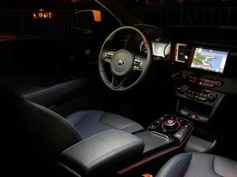 Kia e-Niro Elektroauto in der Farbe Silberblau Ansicht Cockpit Navigation und Display