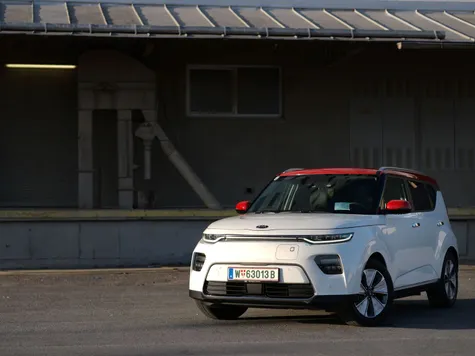 Kia e-Soul Elektroauto in der Farbe Weiss Ansicht von schräg Vorne im Stand Kia e-Soul Elektroauto in der Farbe Weiss Ansicht von schräg Vorne im Stand