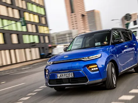 Kia e-Soul Elektroauto in der Blau Weiss Ansicht von schräg Vorne während der Fahrt Kia e-Soul Elektroauto in der Blau Weiss Ansicht von schräg Vorne während der Fahrt