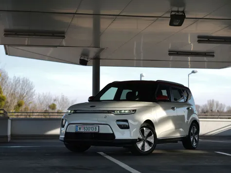 Kia e-Soul Elektroauto in der Farbe Weiss Ansicht von schräg Vorne im Stand Kia e-Soul Elektroauto in der Farbe Weiss Ansicht von schräg Vorne im Stand
