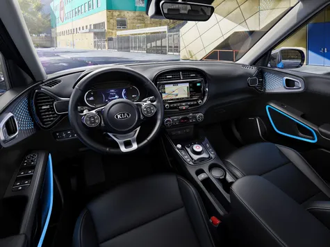 Kia e-Soul Elektroauto in der Blau Weiss Ansicht des Cockpits Navigation und Displays Kia e-Soul Elektroauto in der Blau Weiss Ansicht des Cockpits Navigation und Displays