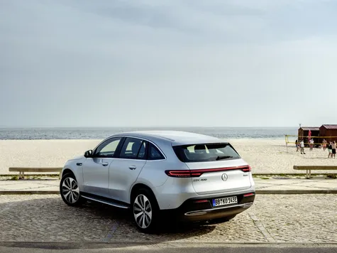 Mercedes EQC Elektroauto in der Farbe Silber Ansicht von schräg Hinten am Strand Mercedes EQC Elektroauto in der Farbe Silber Ansicht von schräg Hinten am Strand