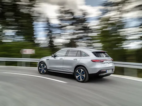 Mercedes EQC Elektroauto in der Farbe Silber Ansicht von der Seite während der Fahrt Mercedes EQC Elektroauto in der Farbe Silber Ansicht von der Seite während der Fahrt